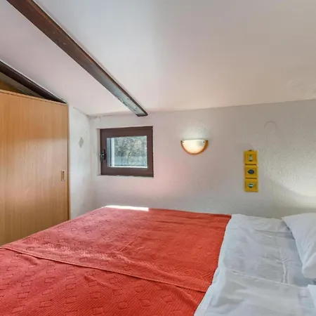 Mirna - Three Bedroom With Balcony And Sea View 니바이스